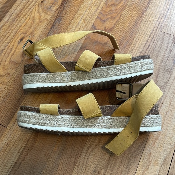 Universal Thread Yellow Platform Sandals Size 9.5 - Picture 2 of 4